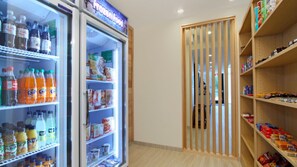 Een koelvitrine met diverse drankjes en snacks.
