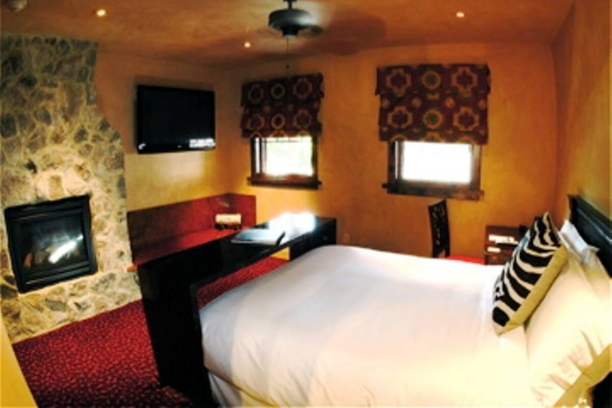 Junior Room, 1 Katil Ratu (Queen)