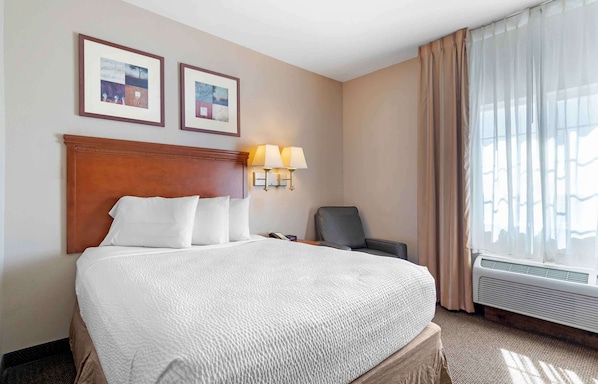 Standard Studio, 1 Queen Bed, Non Smoking, Refrigerator & Microwave