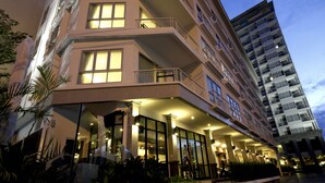 Un hôtel à plusieurs étages, doté d’une entrée imposante, de balcons et d’une architecture moderne.