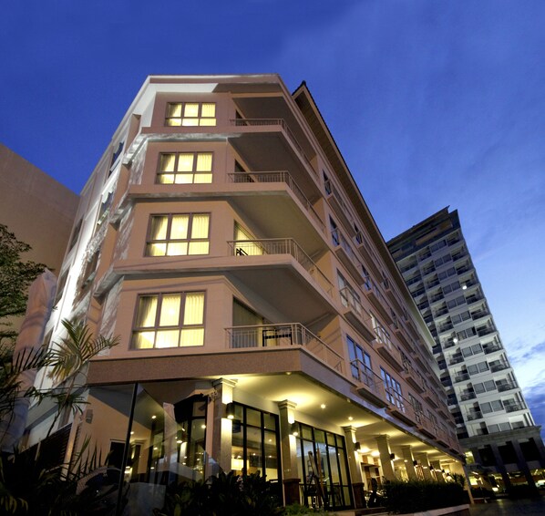 Ein mehrstöckiges Hotel mit markantem Eingang, Balkonen und modernem architektonischen Design.