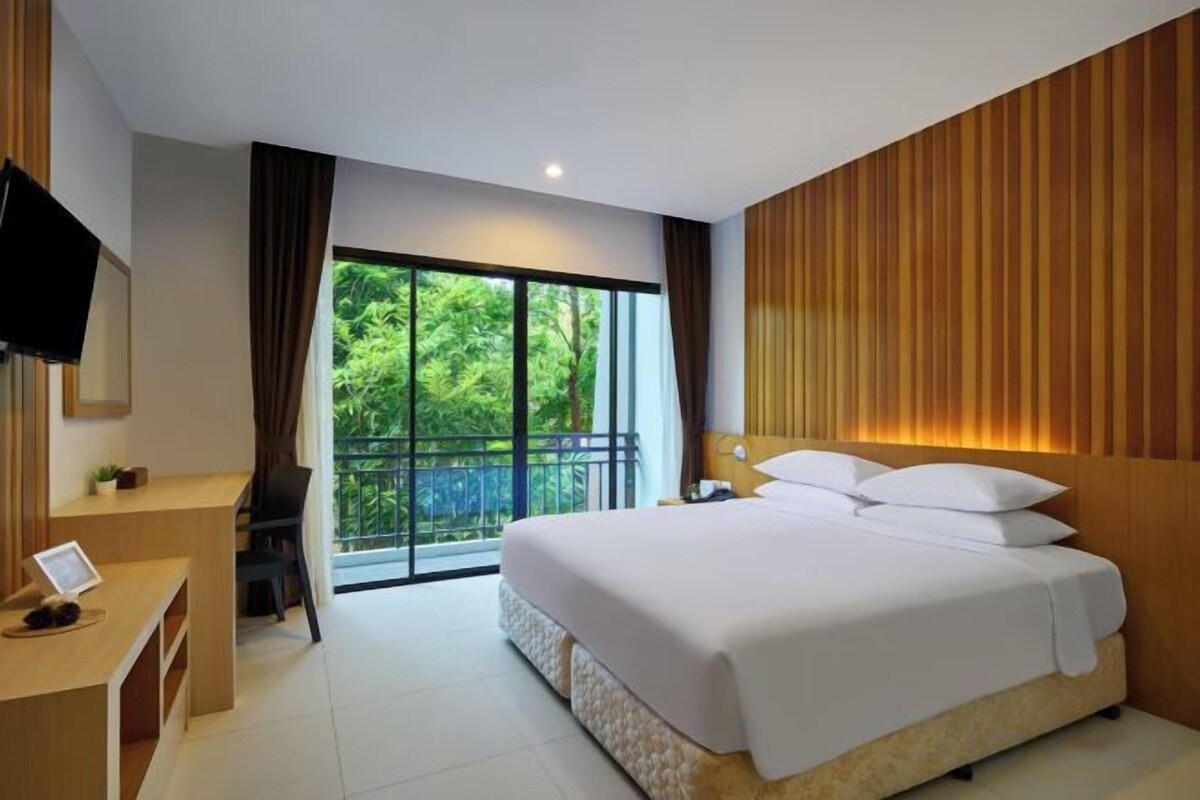 Minibar, in-room safe, desk, WiFi (free)