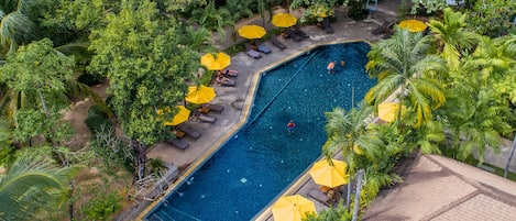 3 piscines extérieures, parasols de plage