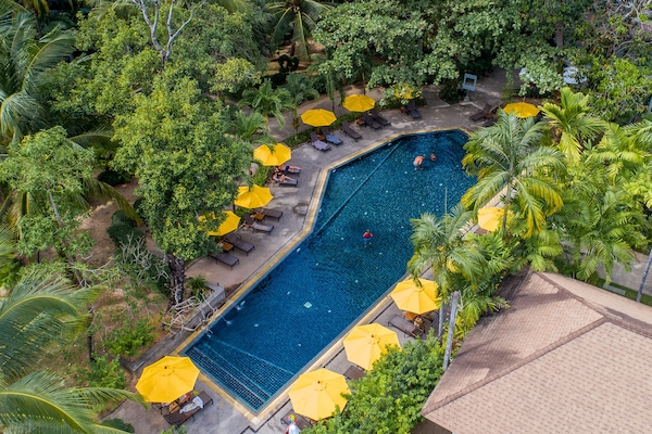 3 piscinas al aire libre, sombrillas
