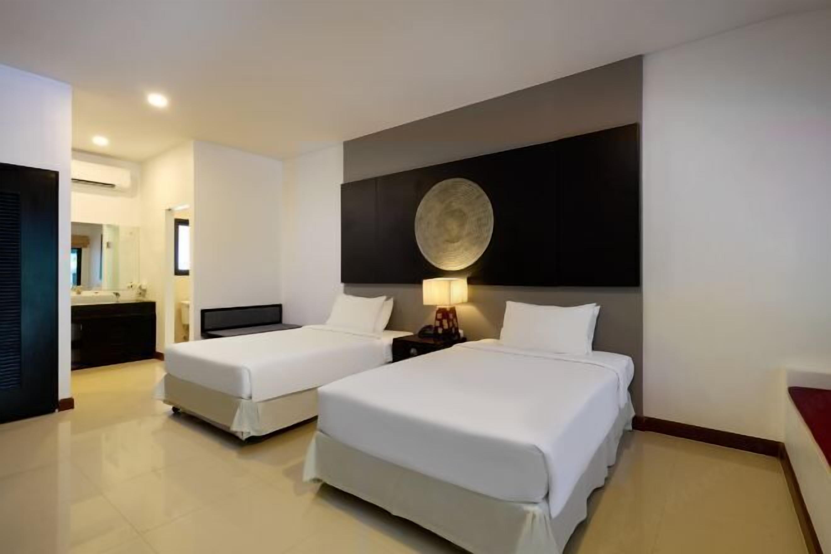 Een minibar, een kluis op de kamer, een bureau, gratis wifi