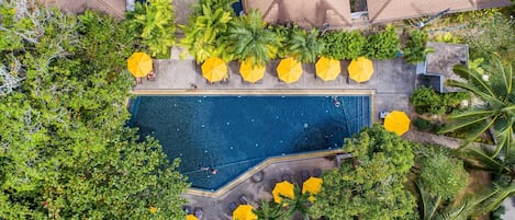 3 Außenpools, Sonnenschirme