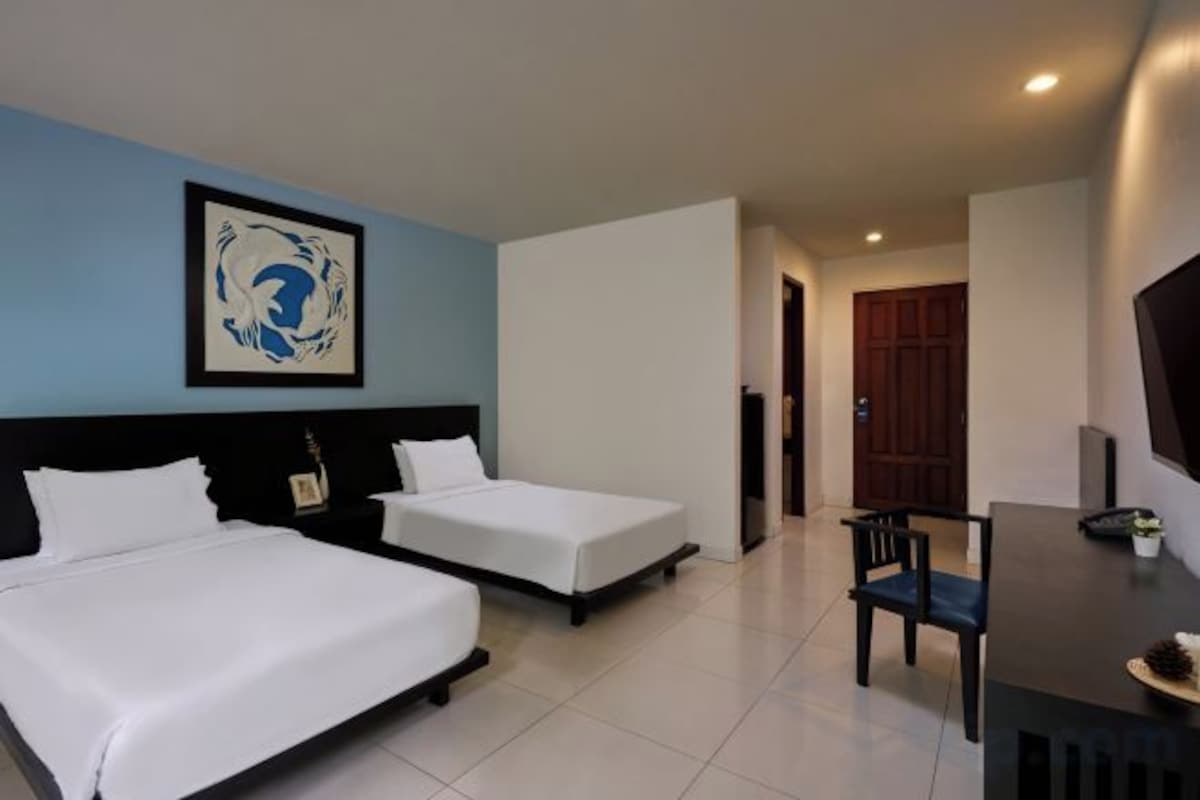 Minibar, in-room safe, desk, WiFi (free)