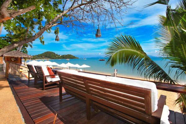 Breakfast, lunch, dinner served; beach views - Lawana Resort (Koh Samui)