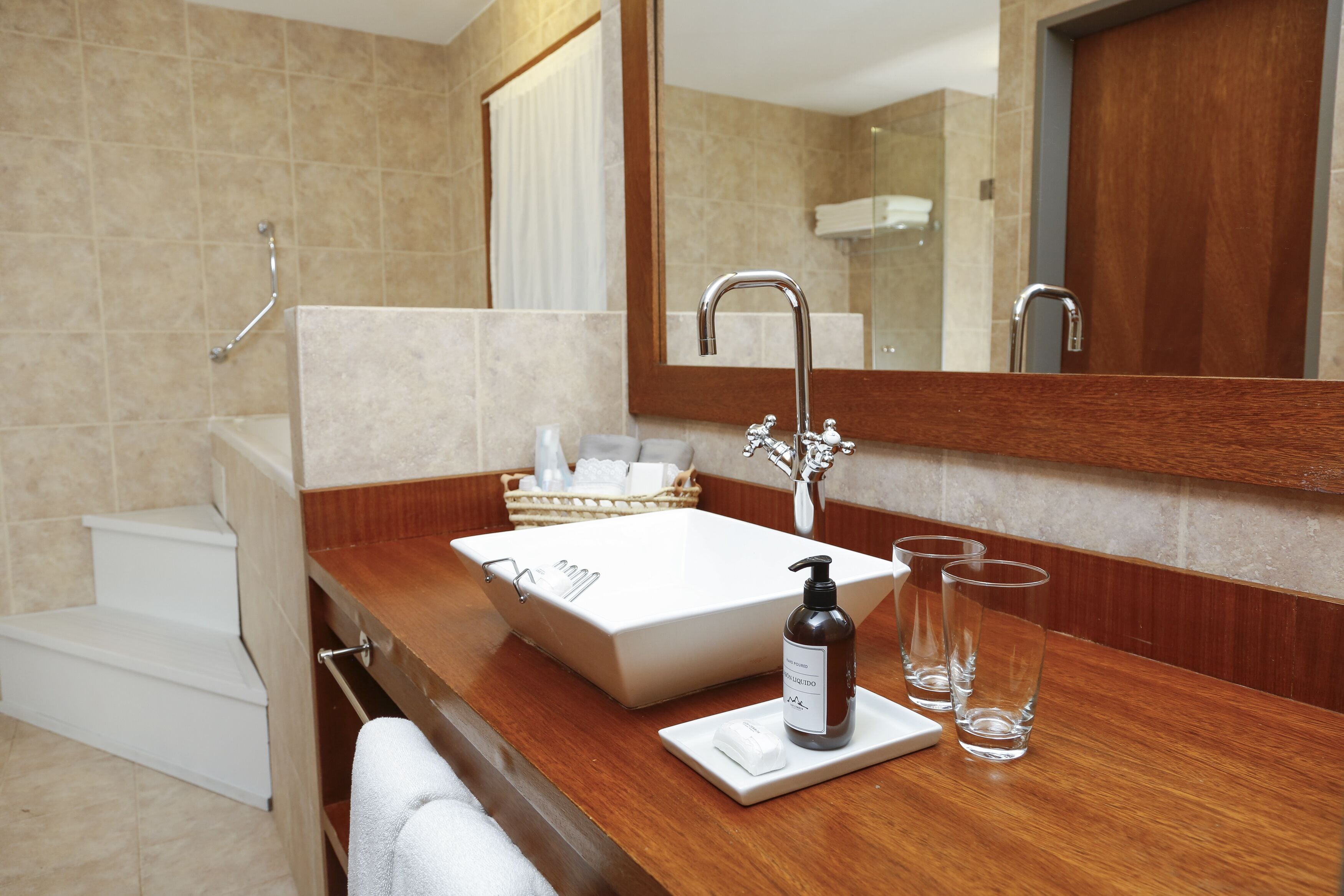 combined shower/bathtub, jetted bath, hydromassage showerhead