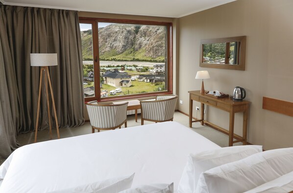 Deluxe kamer, 1 twee- of 2 eenpersoonsbedden | Een kluis op de kamer, een bureau, een strijkplank/strijkijzer