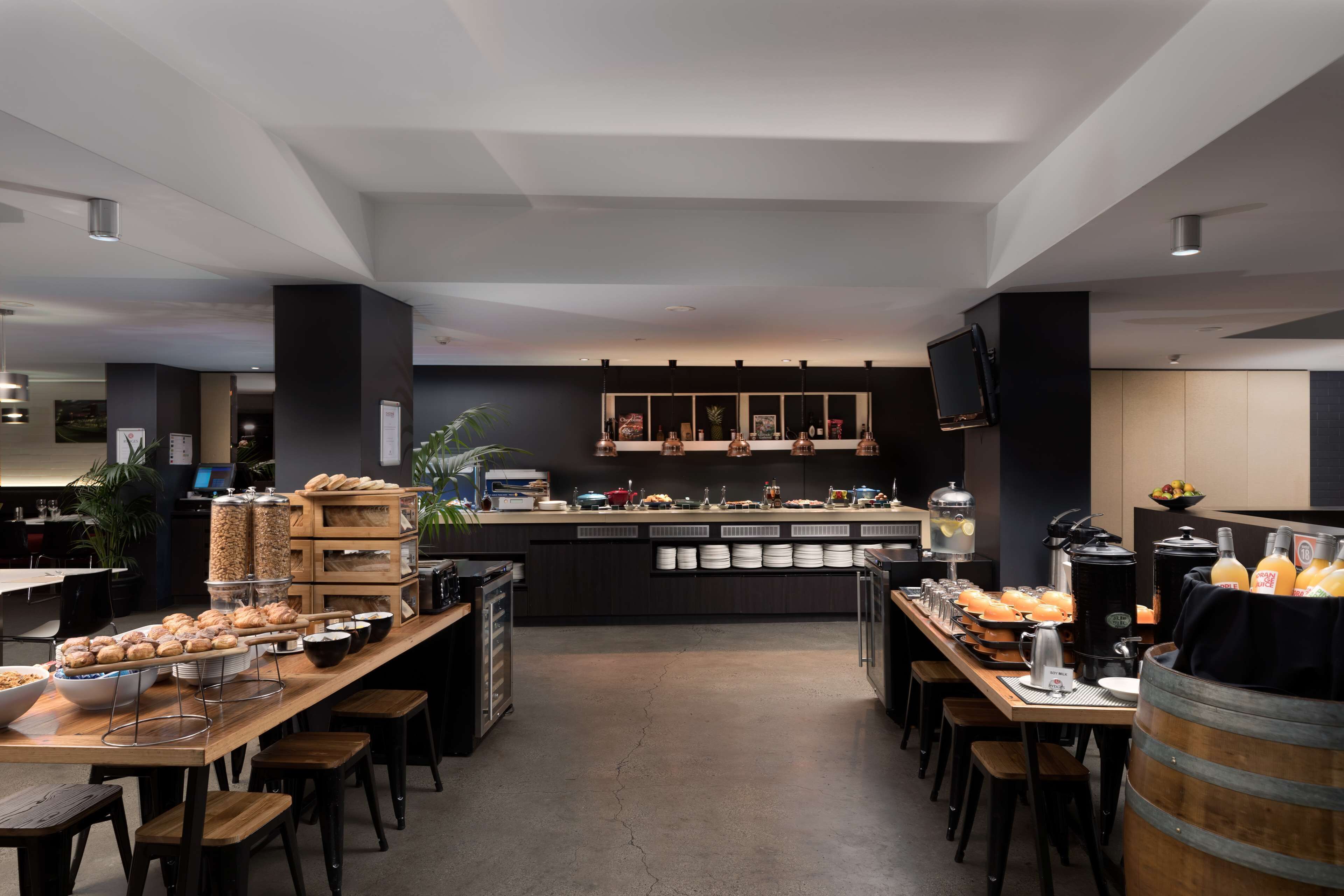 Desayuno buffet (AUD 30 por persona) 