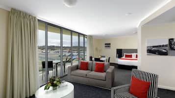 Deluxe Studio, Jetted Tub, Mountain View | Peralatan tempat tidur premium, bar mini, peti besi dalam bilik, meja