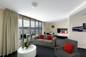 Deluxe Studio, Jetted Tub, Mountain View | Premium bedding, minibar, in-room safe, desk