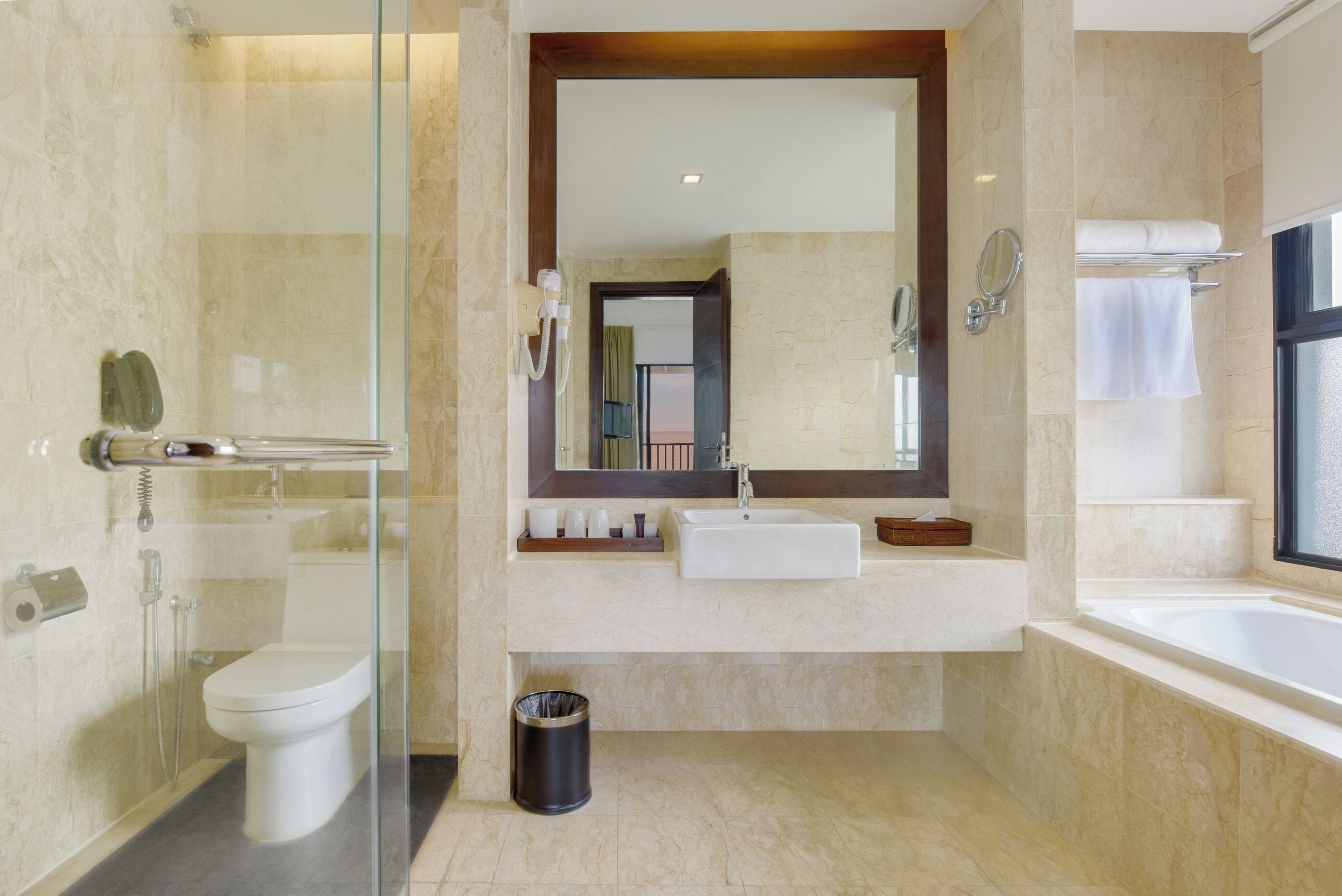 Un baño moderno con ducha acristalada, inodoro, lavabo y bañera.