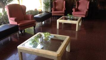 Coin salon dans le hall