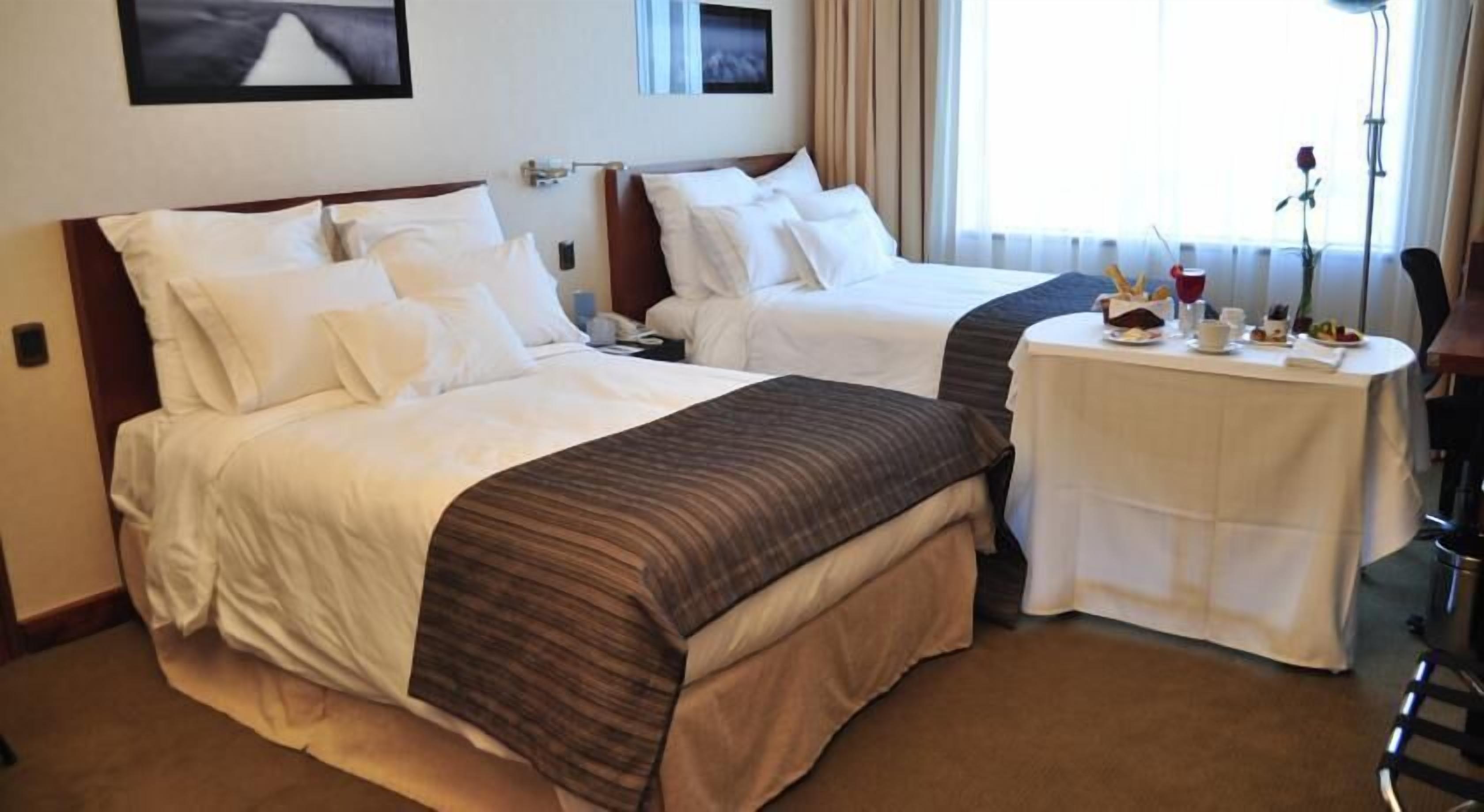 ميني بار وخزنة داخل الغرفة ومكتب ومساحة عمل للكمبيوتر المحمول