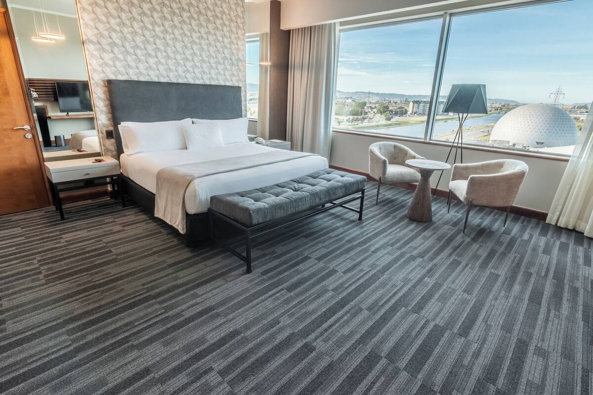 deluxe room | 1 bedroom, minibar, in-room safe, desk