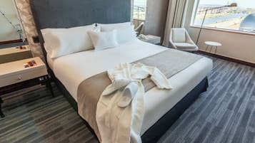 Phòng Executive | Minibar, két bảo mật tại phòng, bàn