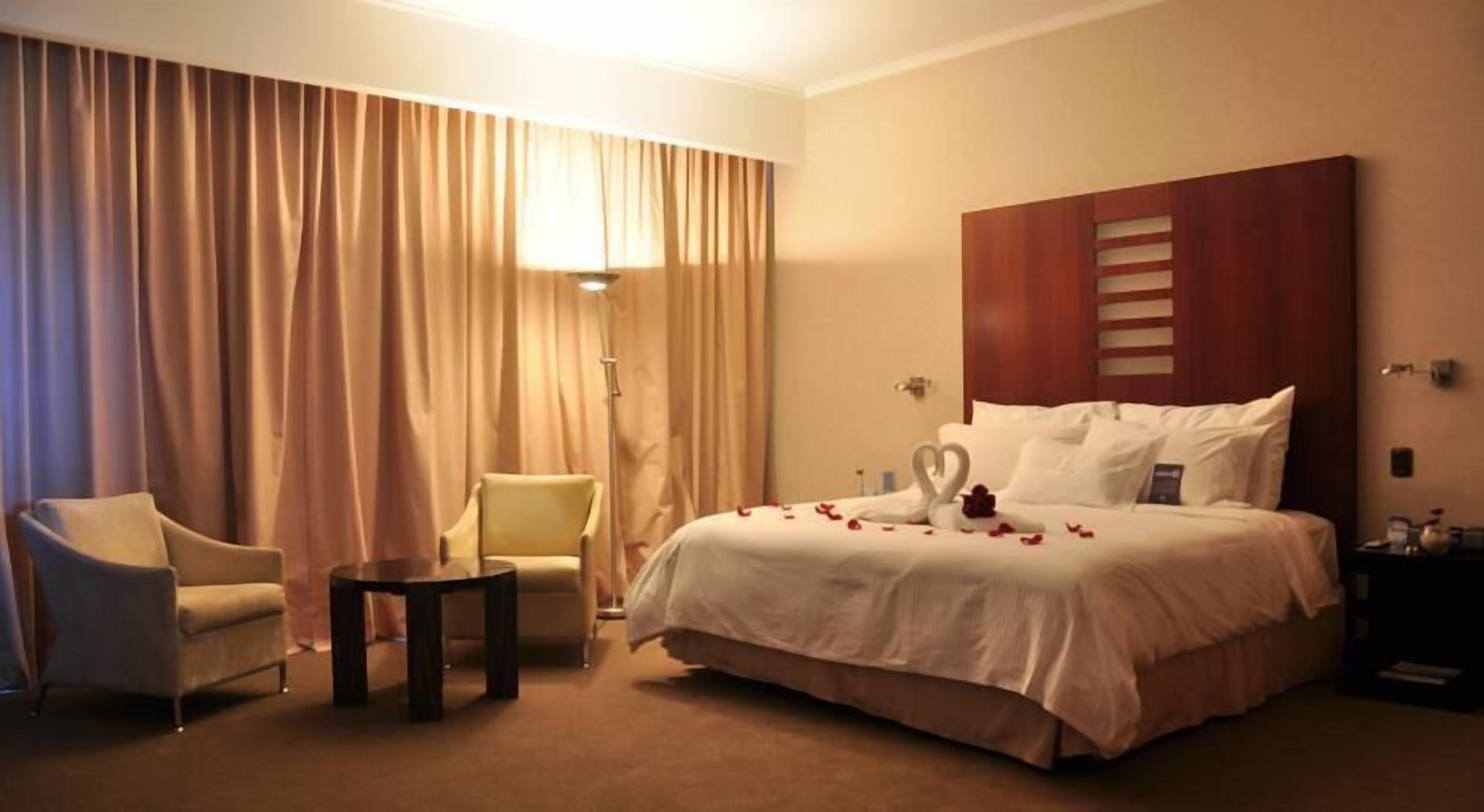 ميني بار وخزنة داخل الغرفة ومكتب ومساحة عمل للكمبيوتر المحمول