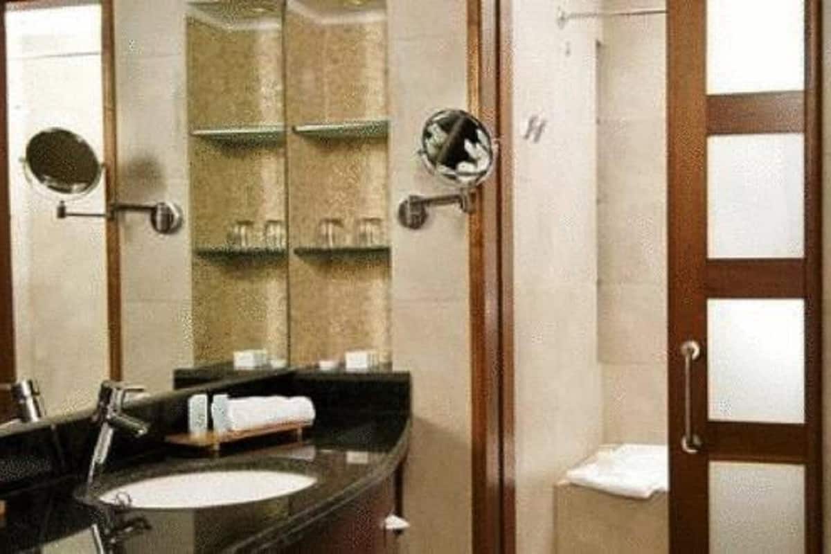 Bathroom | Deep soaking tub, free toiletries, hair dryer, bathrobes