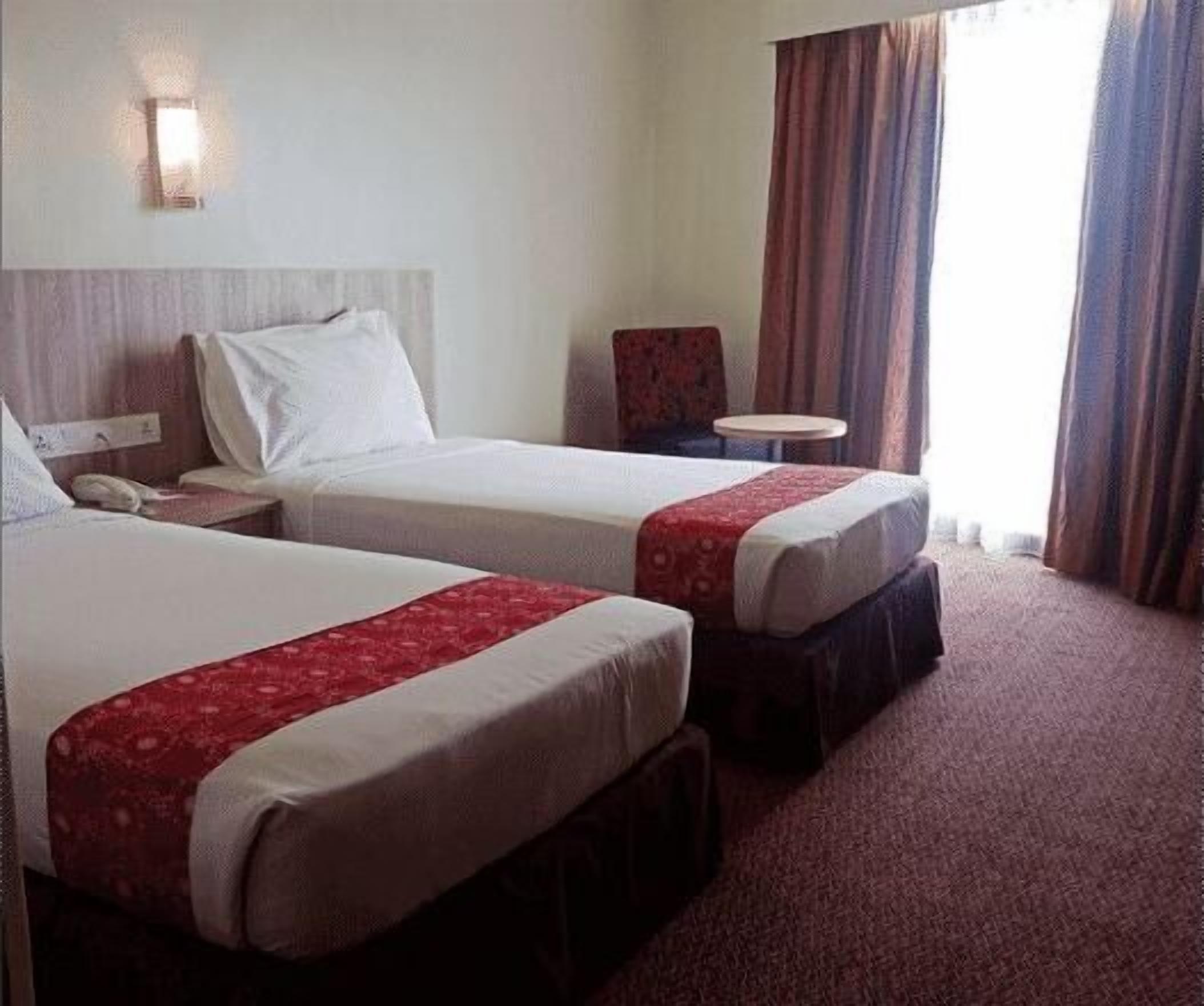 Minibar, caja de seguridad en la habitación y escritorio 