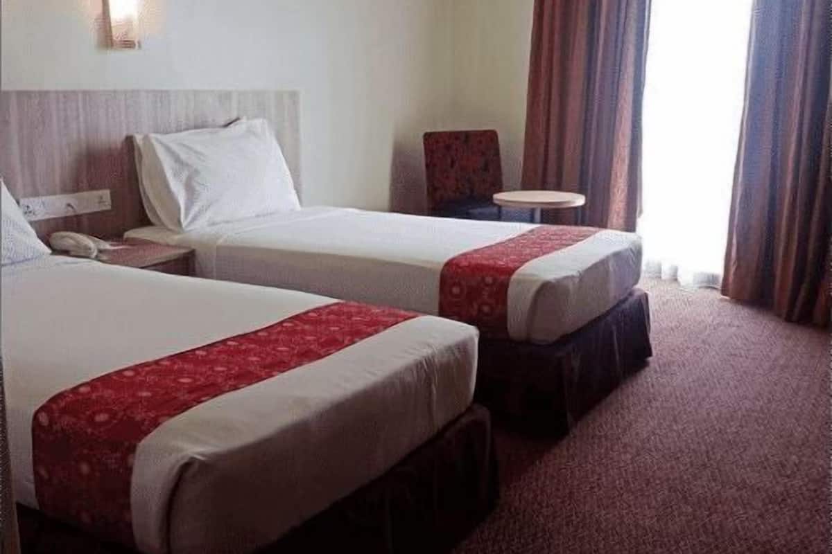 Minibar, caja de seguridad en la habitación y escritorio