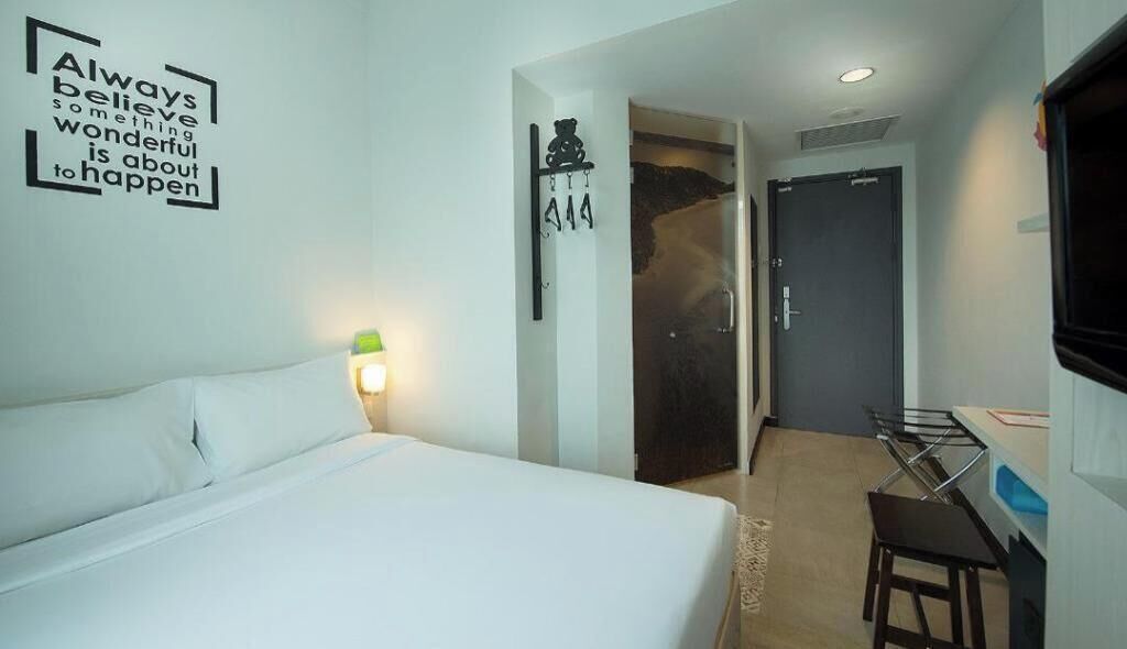 セーフティボックス (室内)、デスク、遮光カーテン、防音設備