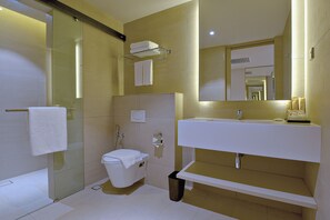 Suite familiare | Bagno | Doccia, set di cortesia gratuito, asciugacapelli, bidet