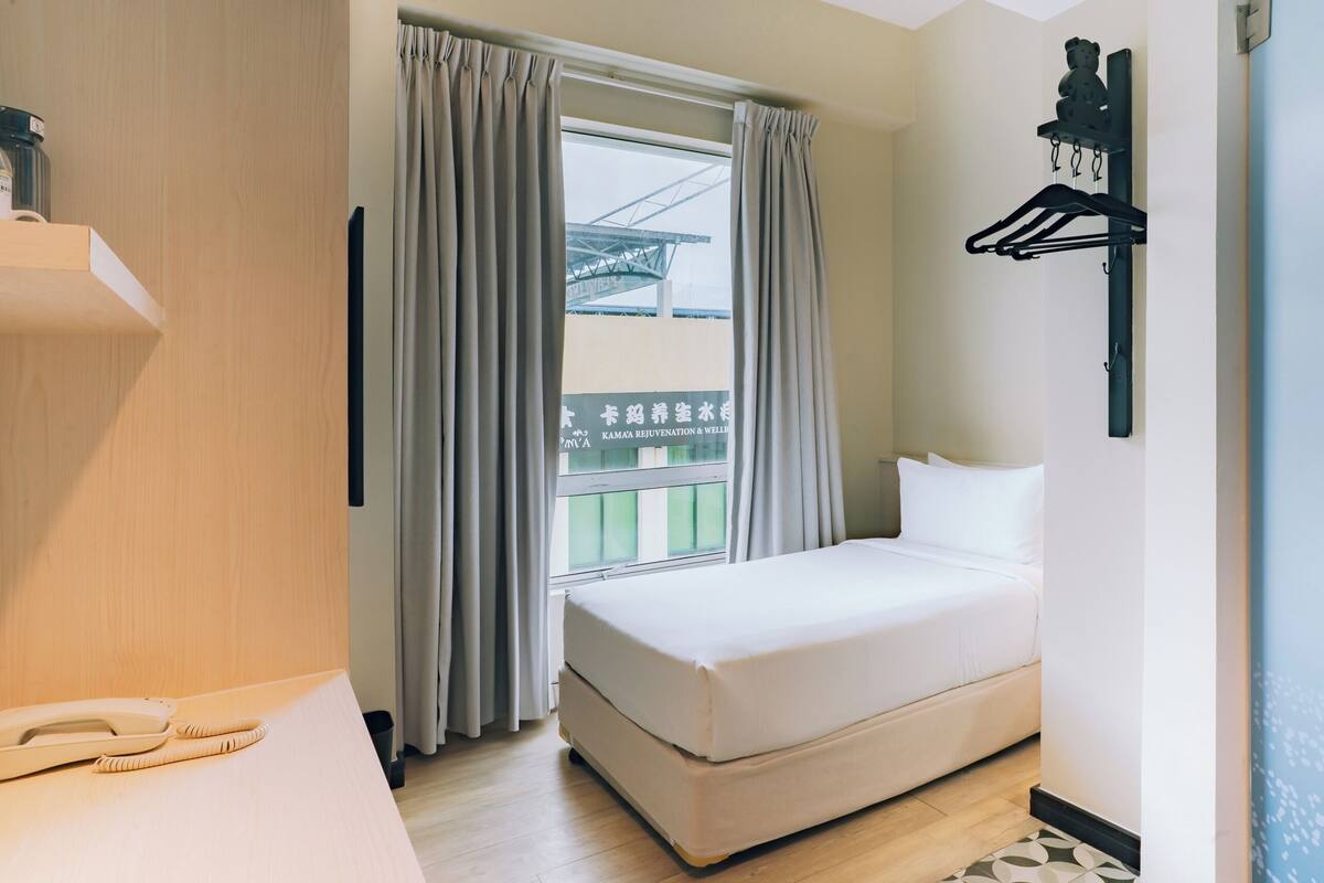 Standard Single Room, 1 Twin Bed | In-room safe, desk, blackout drapes, soundproofing