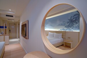 高级双人房 | 客房内保险箱、办公桌、遮光窗帘、隔音