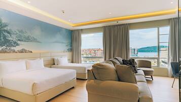 Familie-studiosuite | Safe på rommet, skrivebord, blendingsgardiner og lydisolert