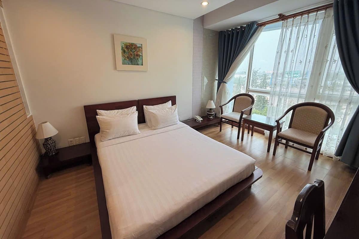 Dobbeltrom – superior, elveutsikt | Minibar, safe på rommet, blendingsgardiner og wi-fi (inkludert)