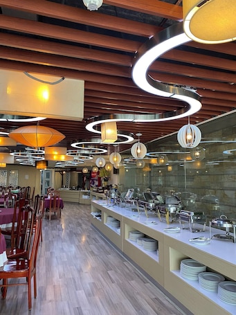 Se sirven desayunos, almuerzos y cenas. Kim Tho Hotel