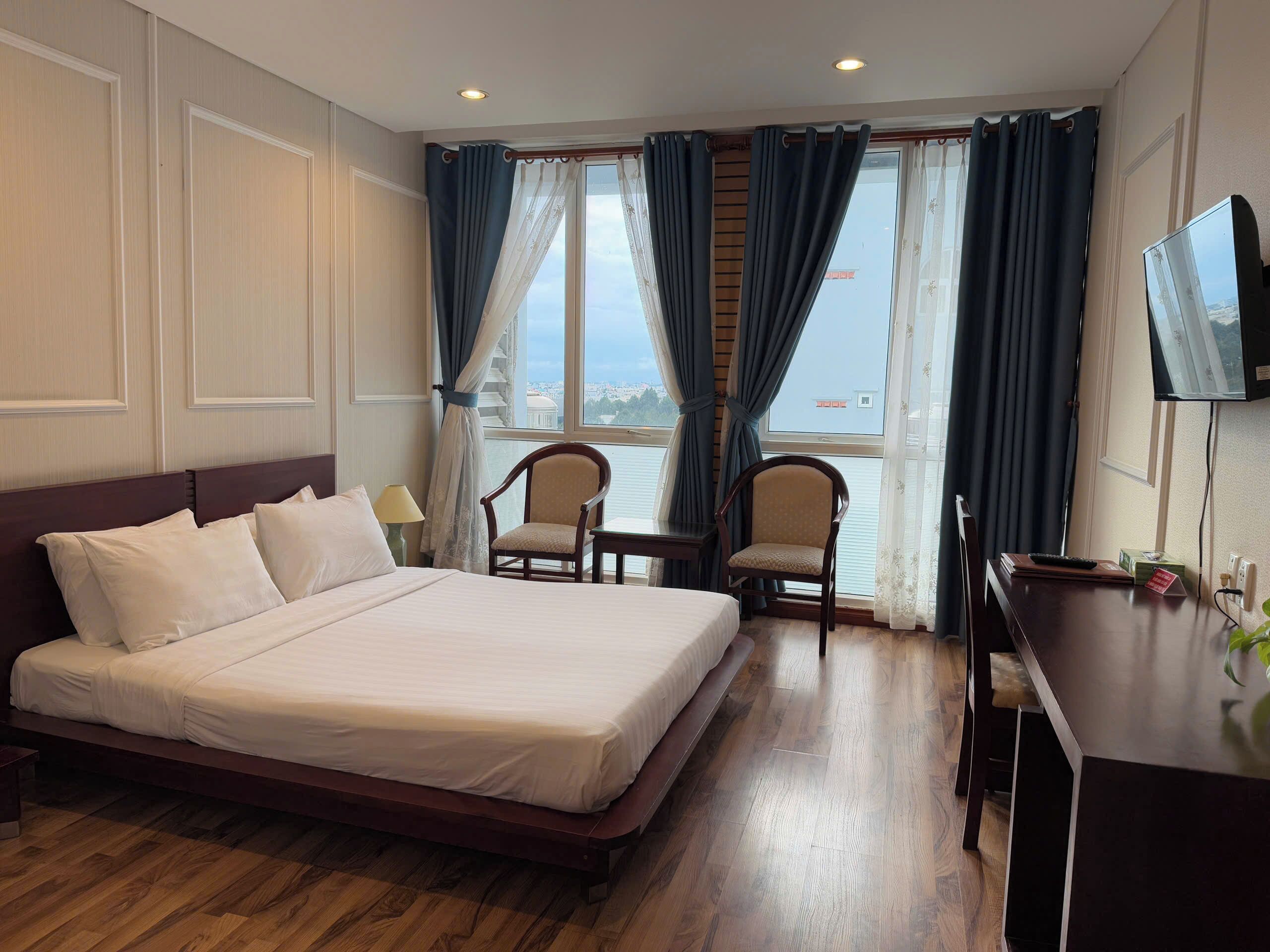 Minibar, safe på rommet, blendingsgardiner og wi-fi (inkludert)