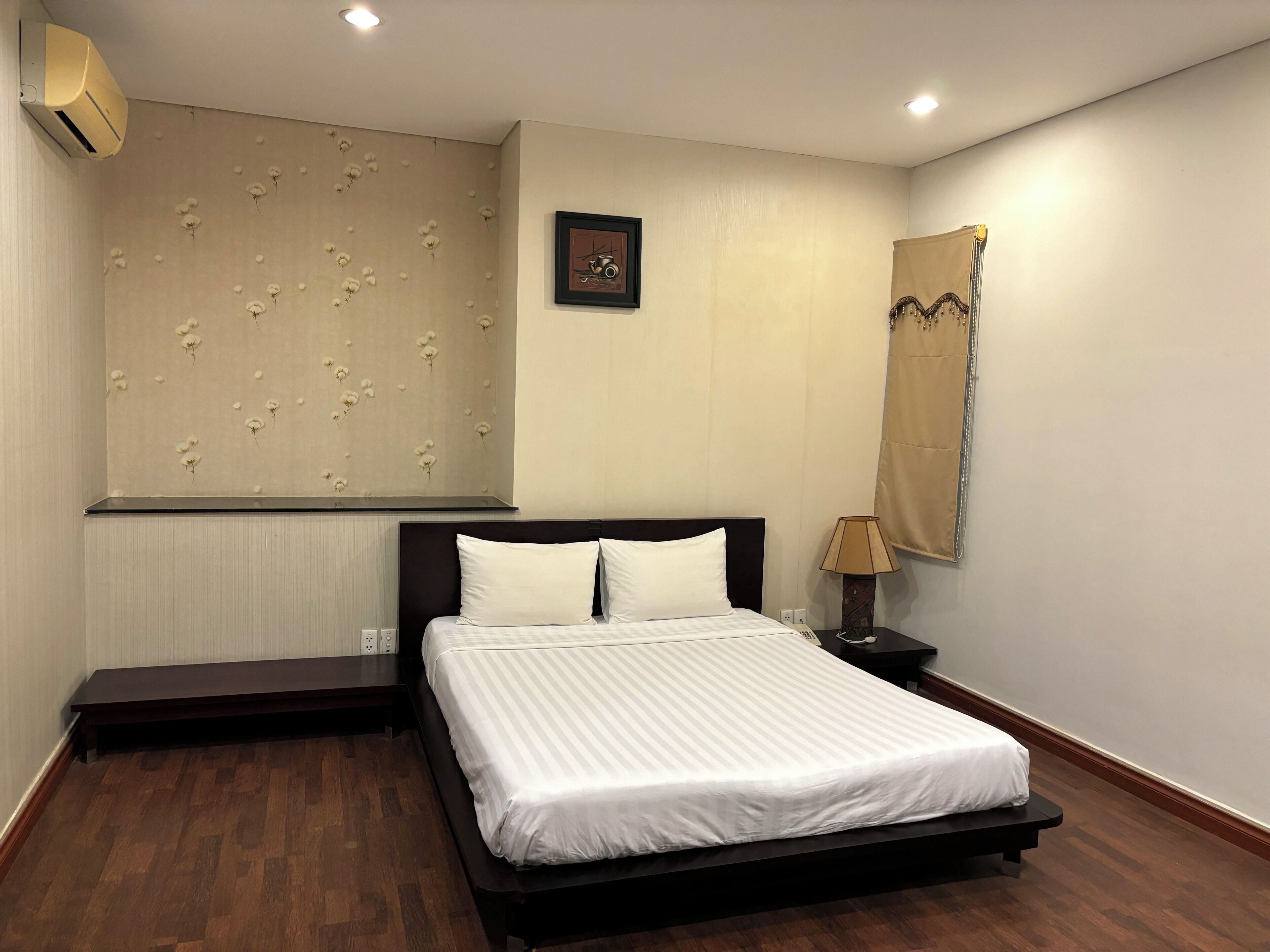 Dobbeltrom – standard, 1 dobbeltseng | Minibar, safe på rommet, blendingsgardiner og wi-fi (inkludert)