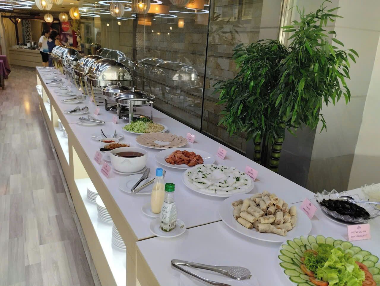 Een buffet met verschillende gerechten en bijbehorende sauzen.