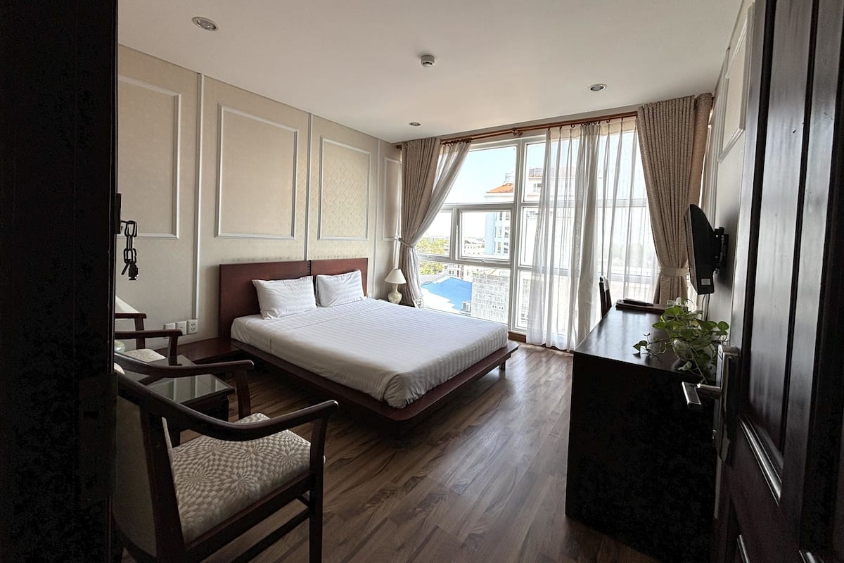 Minibar, in-room safe, blackout curtains, free WiFi