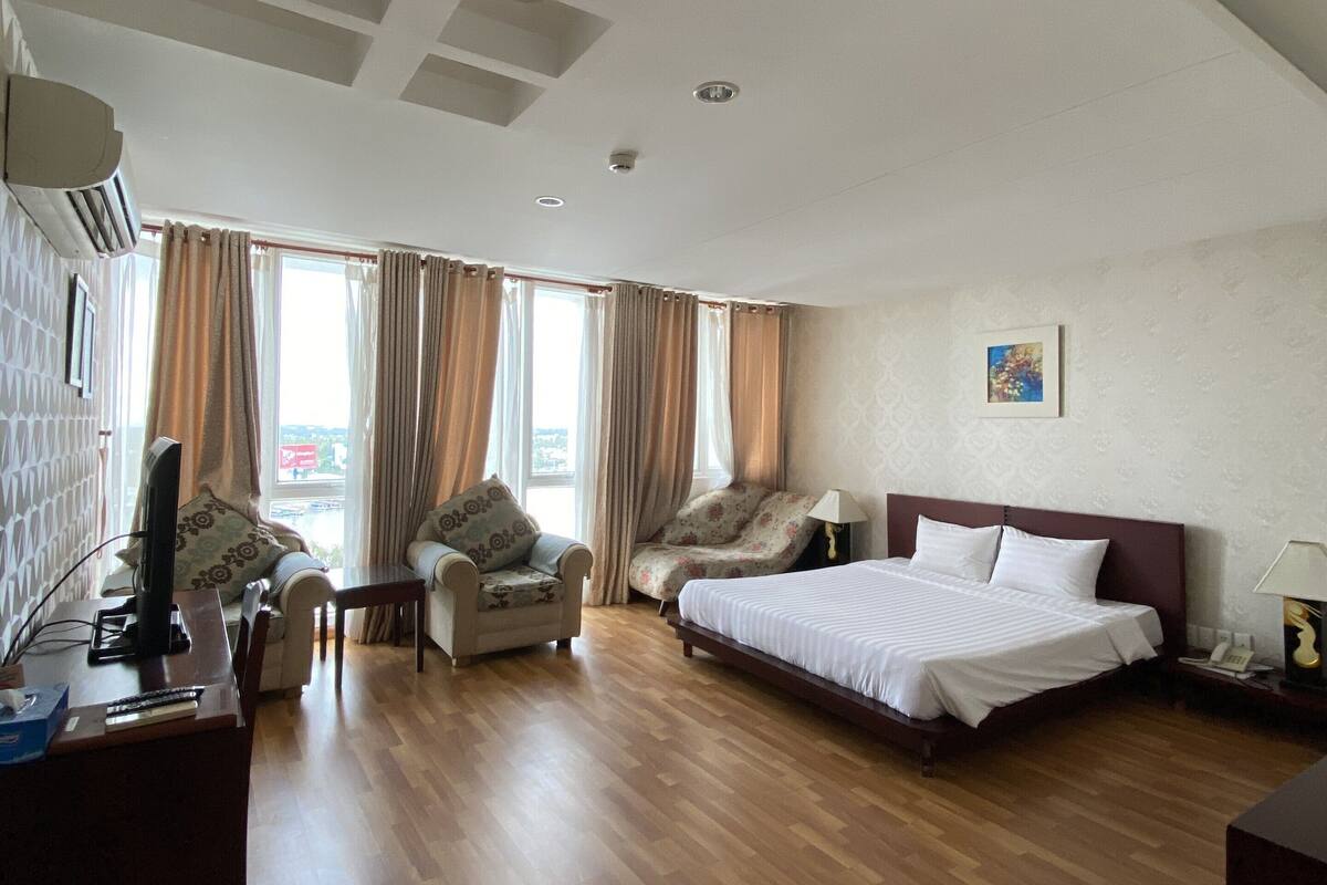 Minibar, in-room safe, blackout curtains, free WiFi