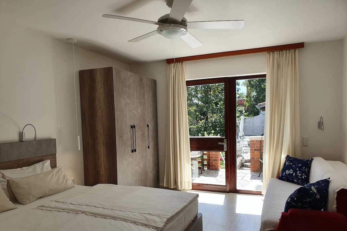 Studio, balkon, gedeeltelijk uitzicht op zee | Verduisterende gordijnen, gratis wifi, beddengoed