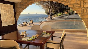Daily full breakfast (EUR 10 per person)