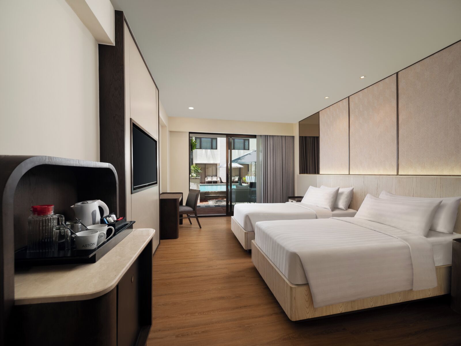 Deluxe Pool Access Premier | Brankas, didekorasi berbeda-beda, tirai kedap cahaya, dan kedap suara