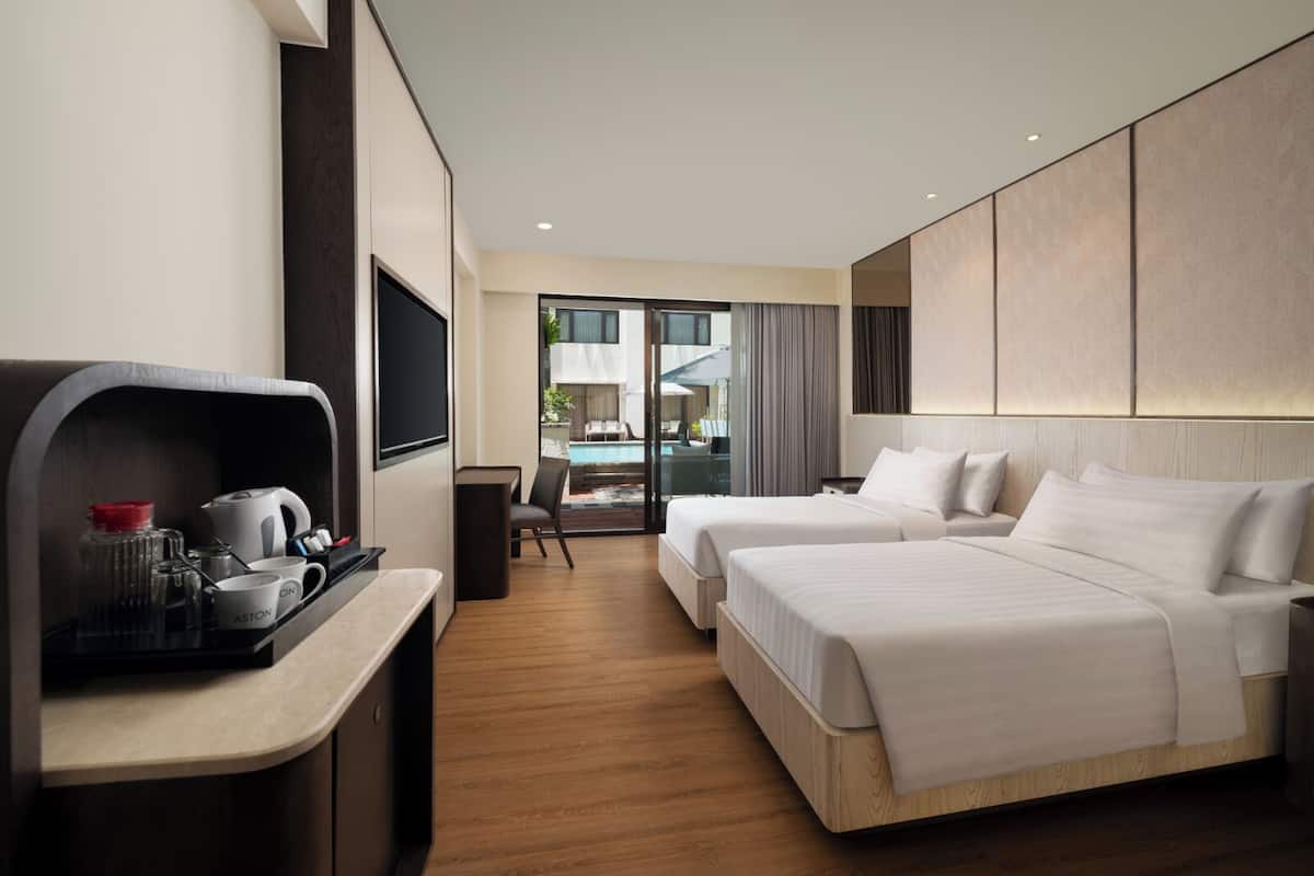 Deluxe Pool Access Premier | Caja de seguridad en la habitación y decoración personalizada