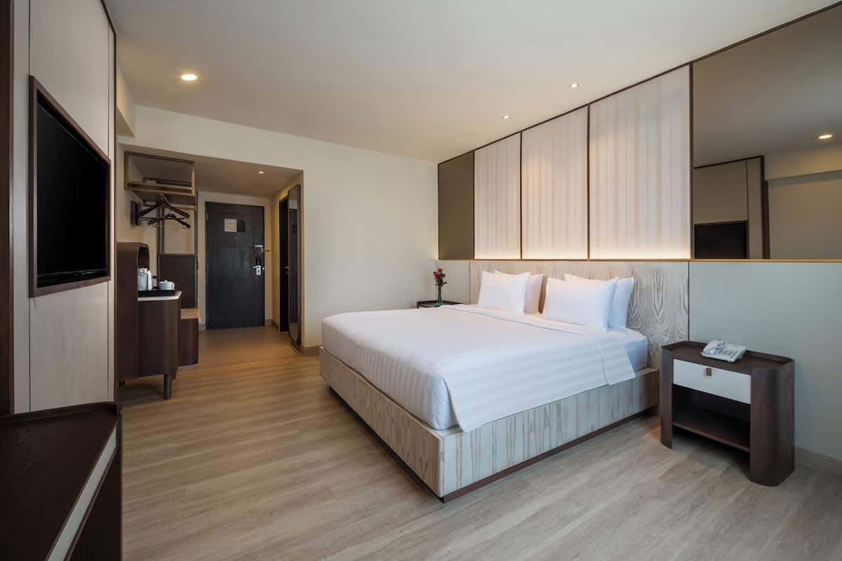 Deluxe Room | 1 bedroom, in-room safe, individually decorated, blackout drapes