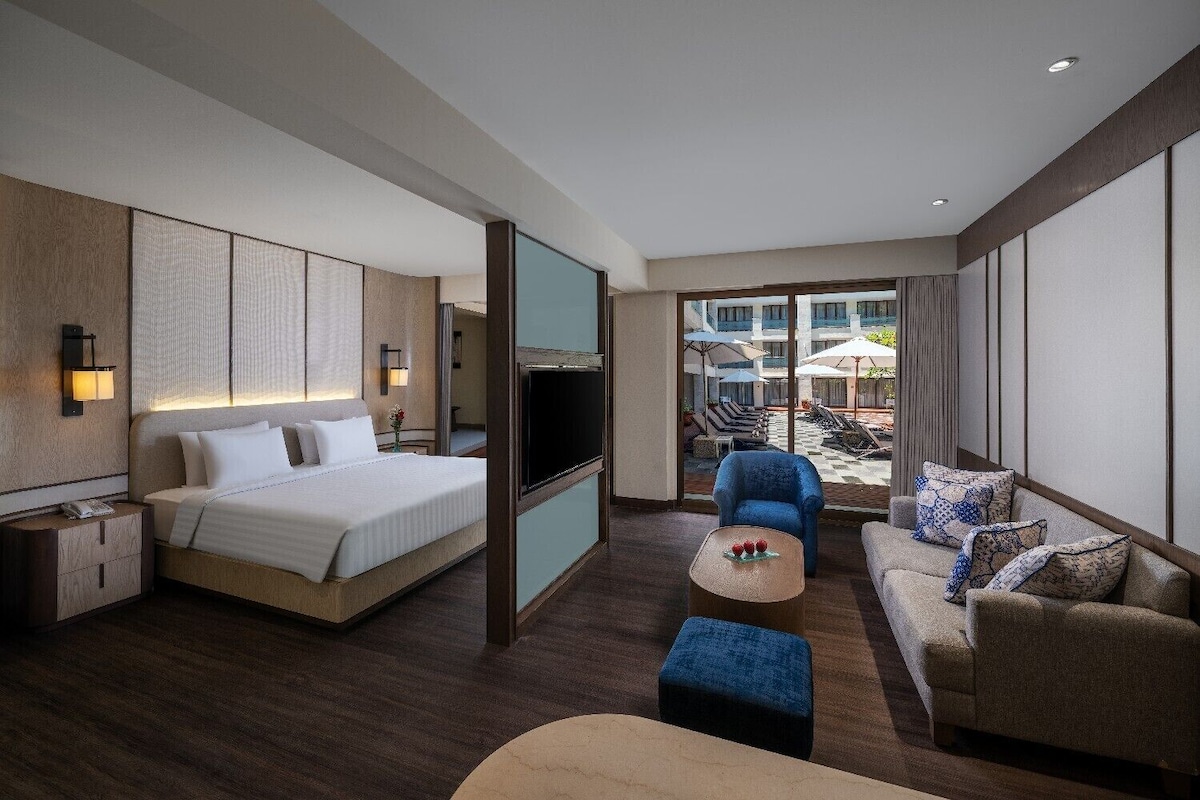 In-room safe, blackout drapes, soundproofing