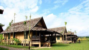 Suite Bulan Madu | Minibar, brankas, meja kerja, dan tirai kedap cahaya