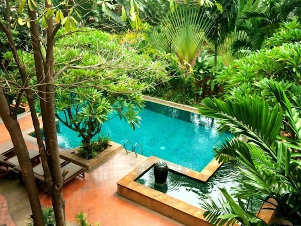 Outdoor pool, pool umbrellas, pool loungers - ShriGo Resort and Spa Pattaya (Pattaya)