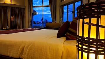 Penthouse | Premium bedding, minibar, in-room safe, desk
