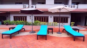 Outdoor pool, pool umbrellas, pool loungers - ShriGo Resort and Spa Pattaya (Pattaya)