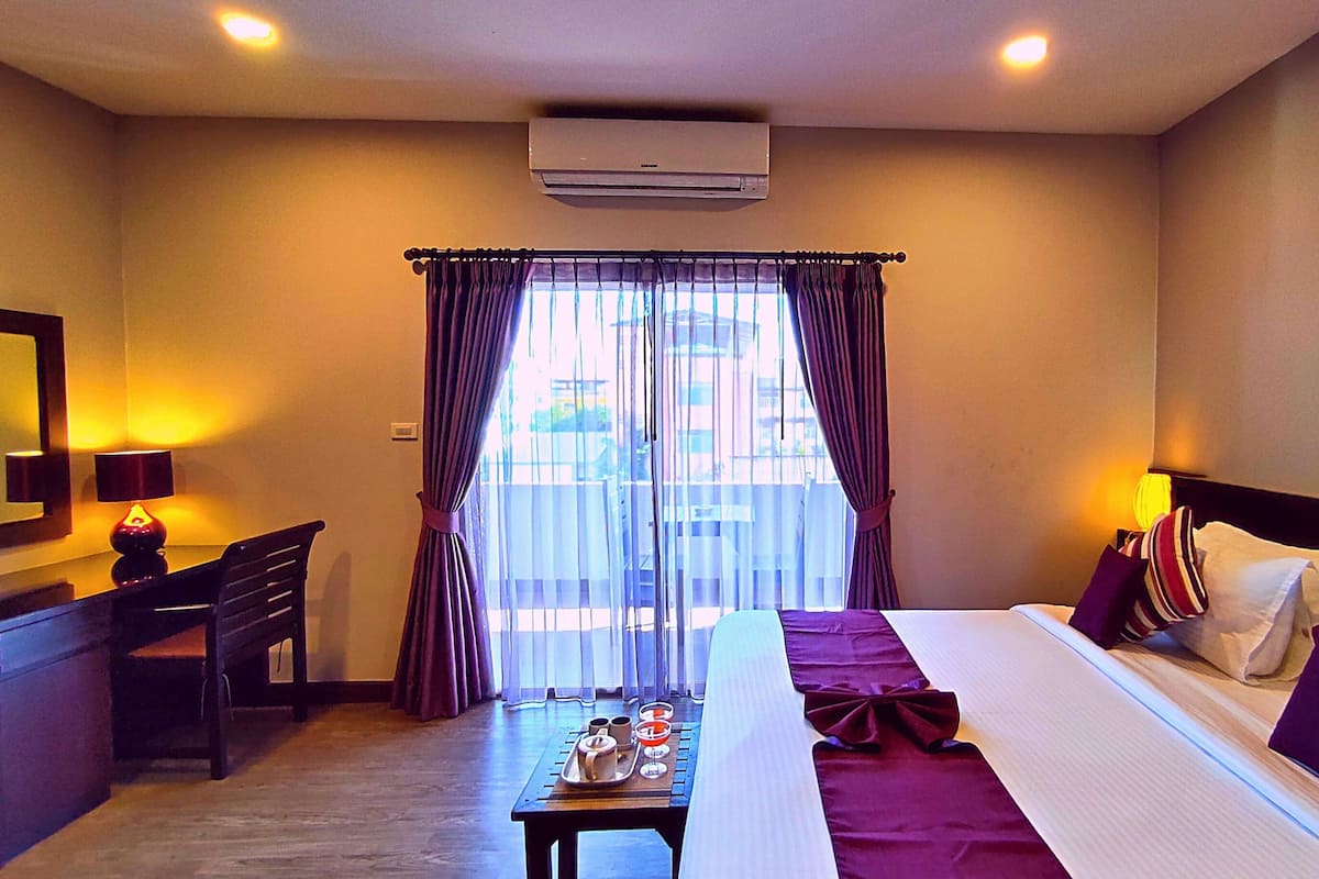 Premium Double Room, Bathtub | Premium bedding, minibar, in-room safe, individually decorated