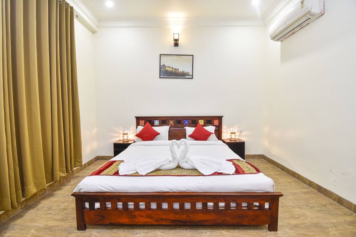 Deluxe room | 1 bedroom, premium bedding, Select Comfort beds, in-room safe